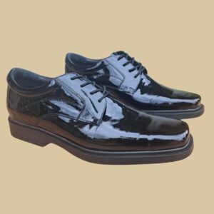 Zapato de vestir charolado